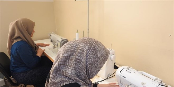 Kadınlar hem meslek öğreniyorlar hem para kazanıyor