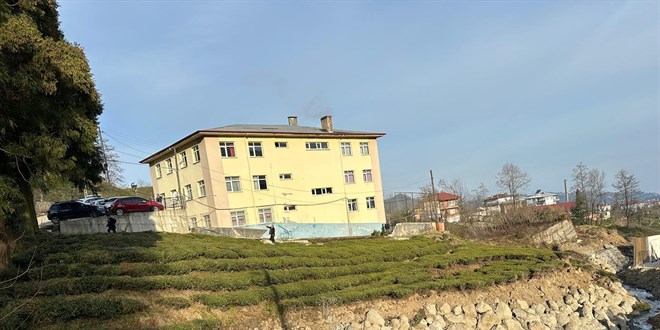 Bahçesinde çökmeler oluşan okulda eğitime ara verildi
