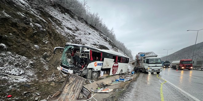 Yolcu otobüsü kamyonla çarpıştı! Ölü ve çok sayıda yaralı var