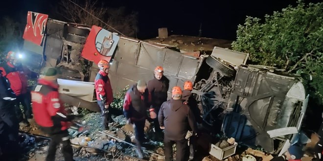 Antalya'da yolcu otobüsü şarampole devrildi: 1 ölü, 32 yaralı