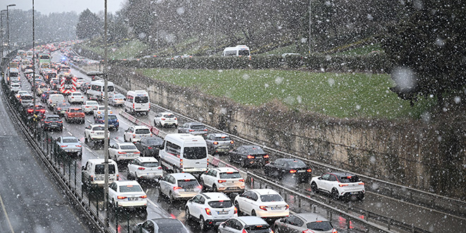 İstanbul'da kar etkisini sürdürüyor