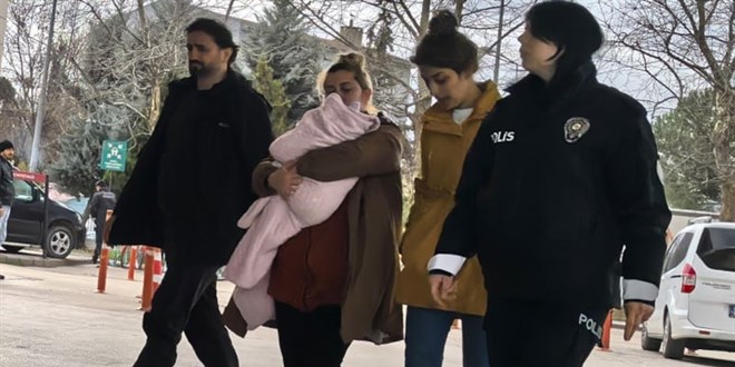 Kucağında bebekle hırsızlık yaptı