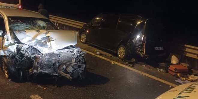 Patlayan lastiği değiştirenlere otomobil çarptı: 2 ölü, 7 yaralı