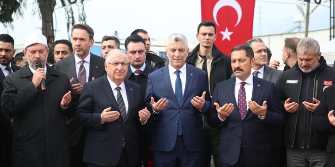 Bakanlar Güler, Bayraktar ve Bolat'tan deprem mezarlığına ziyaret