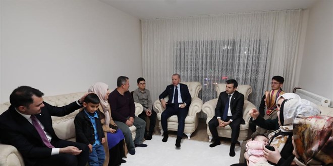 Erdoğan, evlerine kavuşan depremzede aileyi ziyaret etti