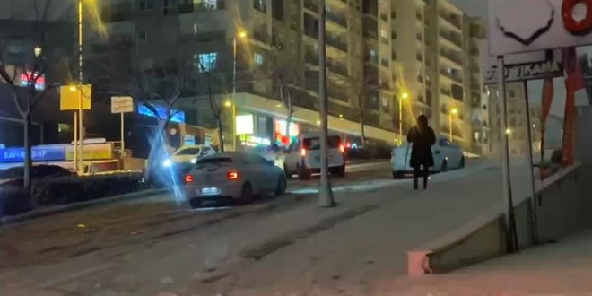 İstanbul'da kar yağışı etkili oldu, araçlar yolda kaldı