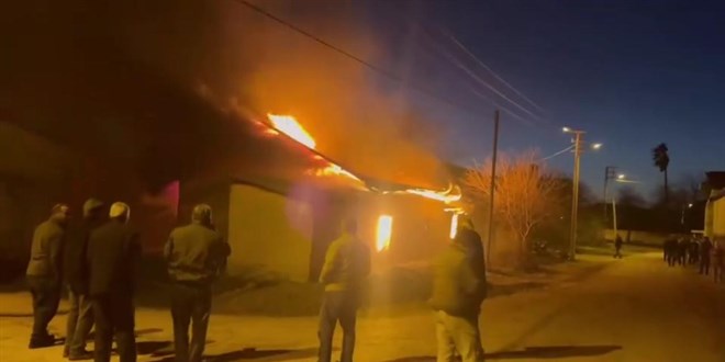 Adana'da yangın iki evi kullanılamaz hale getirdi