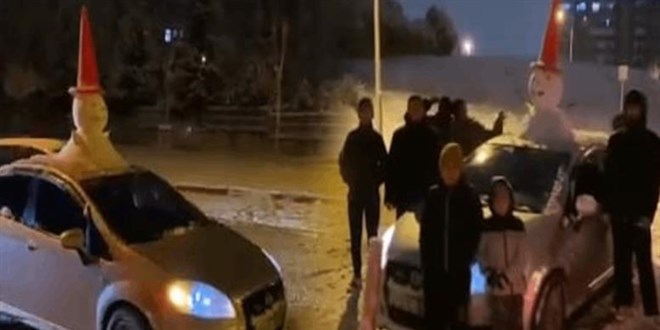 Arabasının üstündeki kardan adamla şehri turladı