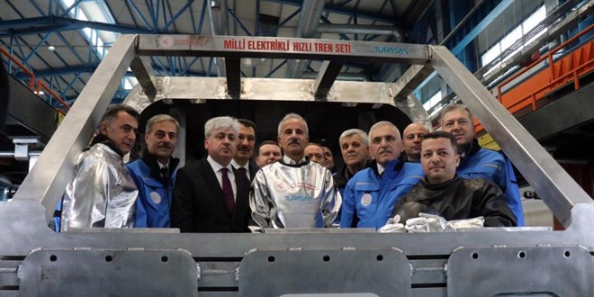 Bakan Uraloğlu, ilk yerli ve milli elektrikli tren setlerinin kaynağını yaptı