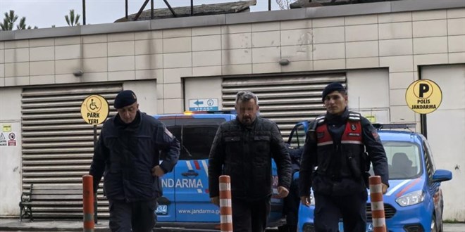 Oğluna tokat attığını iddia ettiği müdür yardımcısını darbetti