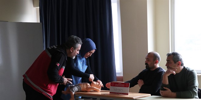 Güvenli okullar için öğretmenler ilk yardım eğitimi alıyor