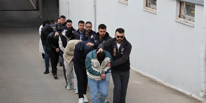 Başkalarının hesaplarının kiralayıp kara para aklayan bahis çetesine darbe
