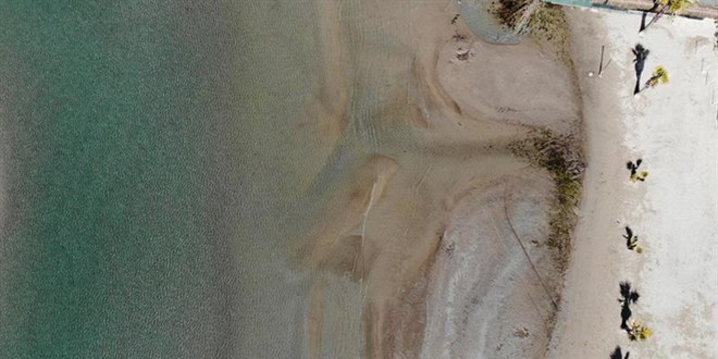 Muğla'nın Akyaka sahilinde deniz suyu yaklaşık 30 metre çekildi