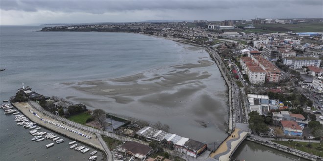 İstanbul'da deniz suyu çekildi