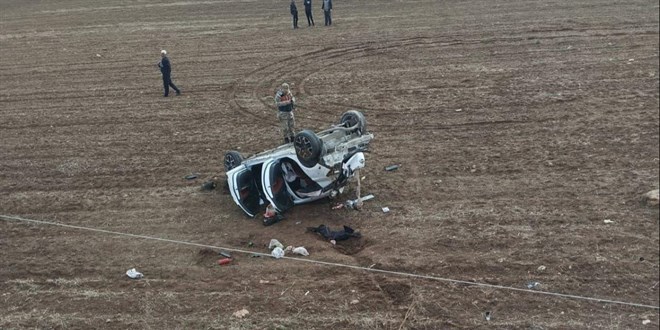 Başıboş köpeğe çarpmamak için manevra yapan otomobil takla attı