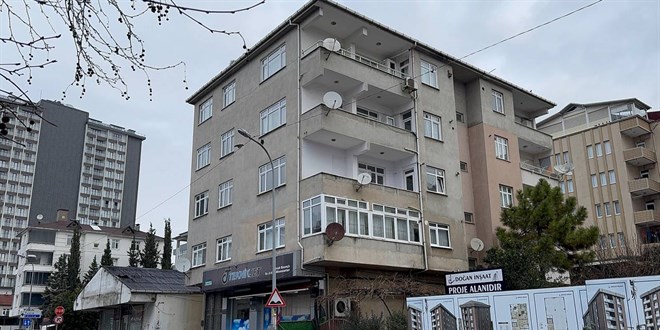 Tuzla'da duvarlarında çatlaklar oluşan 4 katlı bina tahliye edildi