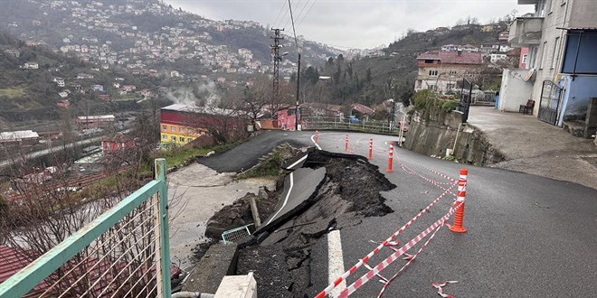 Zonguldak'ta heyelan sebebiyle yol çöktü