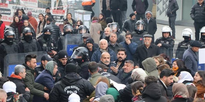 Van'da izinsiz yürüyüşe polis müdahalesi; 17 gözaltı