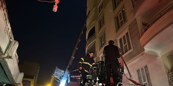 10 katlı apartmanda yangın çıktı, 20 kişi hastanelik oldu