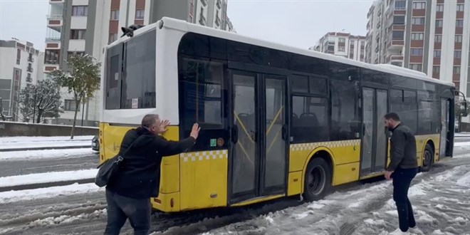 Kar şiddetini artırdı, İETT otobüsü yolda kaldı