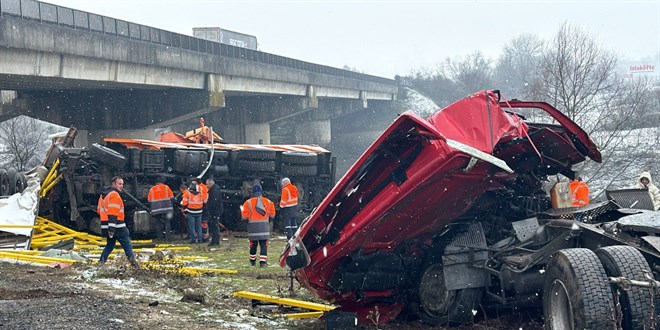 Kar kreme arac ile tr kprden devrildi: 2 src ld