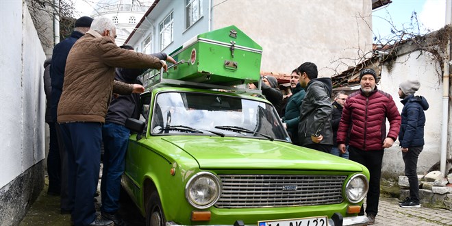 29 yıldır gözü gibi baktığı 'Murat 124' cenazesini taşıdı