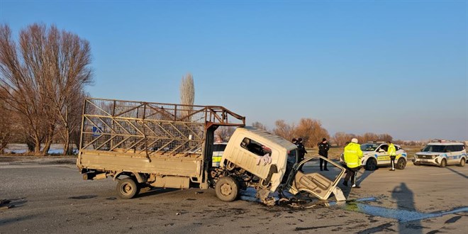 Kamyonet ile sivil polis arac arpt: 1 polis ar yaraland