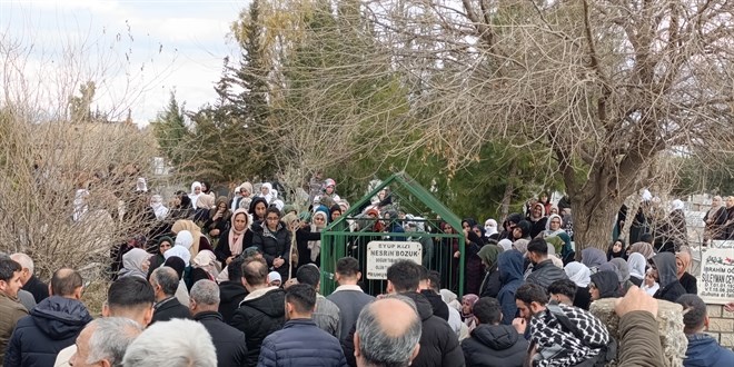 Otobüs kazasında ölen üniversiteli 4 gencin cenazesi defnedildi