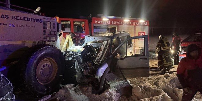 Kayseri'de trafik kazasında 2 kişi ağır yaralandı