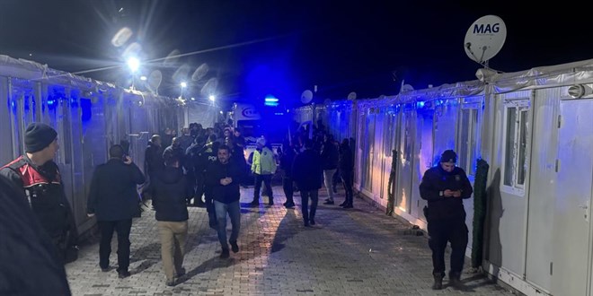 kendisini gözaltına almaya çalışan polislere saldırdı