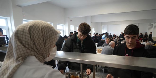 Liseden her gün 300 öğrencisine ücretsiz yemek