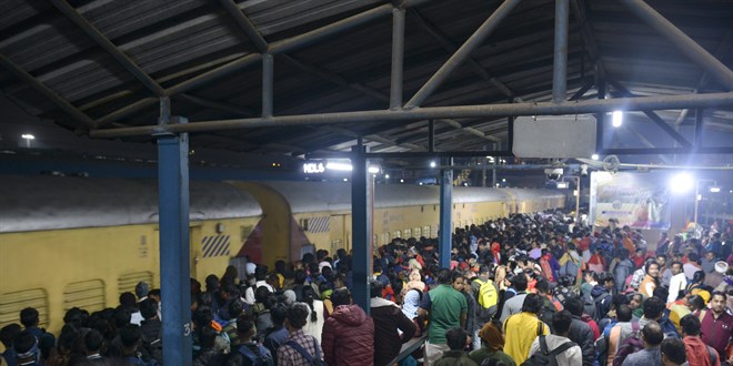 Hindistan'da tren istasyonunda izdiham: 18 ölü