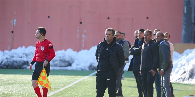 Adliyede müdürlük, sahada teknik direktörlük yapıyor