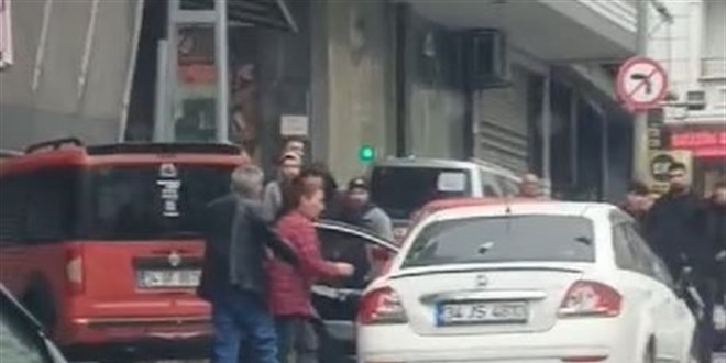 Krediyi ödemeyen kocasına kızdı, arabayı çekiçle pert etti