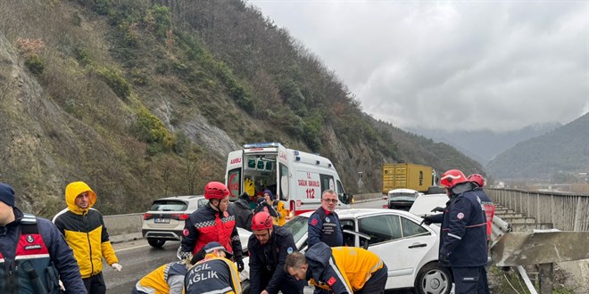Sakarya'da bariyere çarpan otomobilin sürücüsü öldü