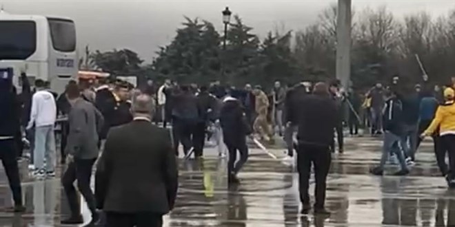 AVM yine taraftarların savaş meydanı oldu: 1'i ağır 4 yaralı