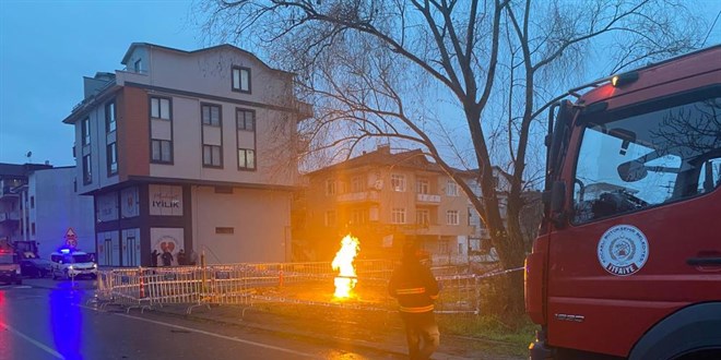 Yer altından çıkan metan gazı yanmaya devam ediyor