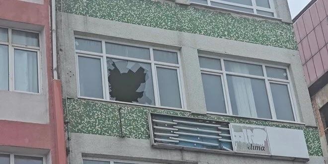 Dövdükleri arkadaşlarını camdan attılar