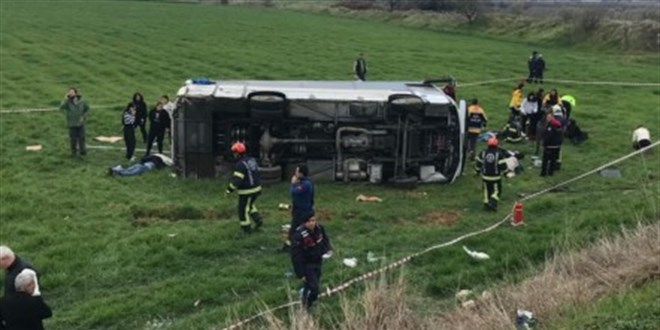 Sporcuları taşıyan servis devrildi: 2 ölü, 26 yaralı