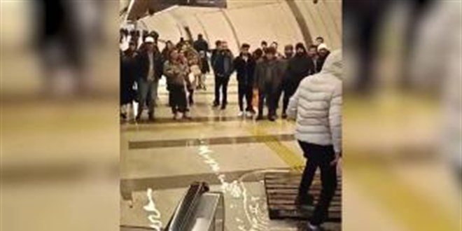 Metrobüs durağına bağlanan alt geçidi su bastı
