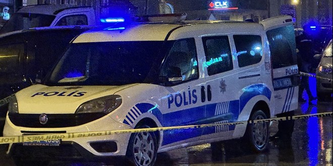 Polis aracında kendisini vuran alkollü sürücü hastanede öldü
