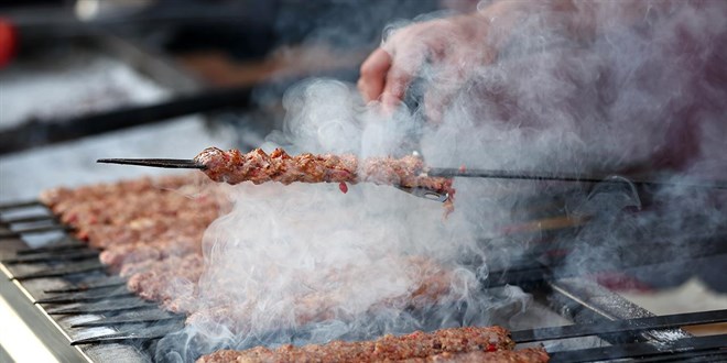 Adana kebabına da domuz eti karıştırdılar