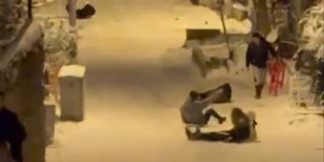 Karda kayan genç kız duvara çarptı