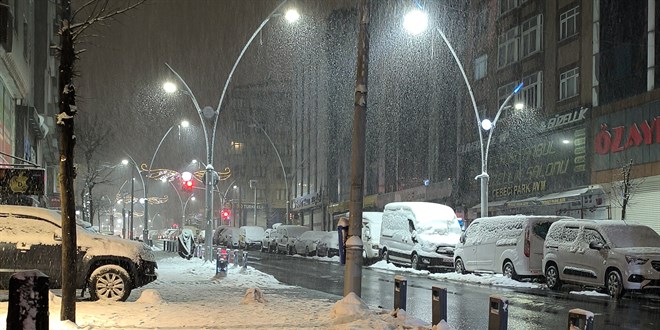 İstanbul'da kar yağışı aralıklarla sürüyor