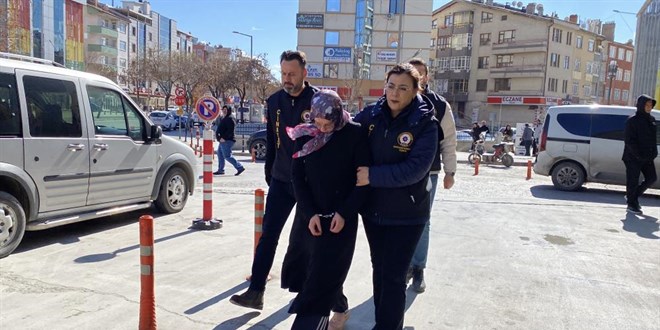 Kadın kocasını bıçaklayarak öldürdü