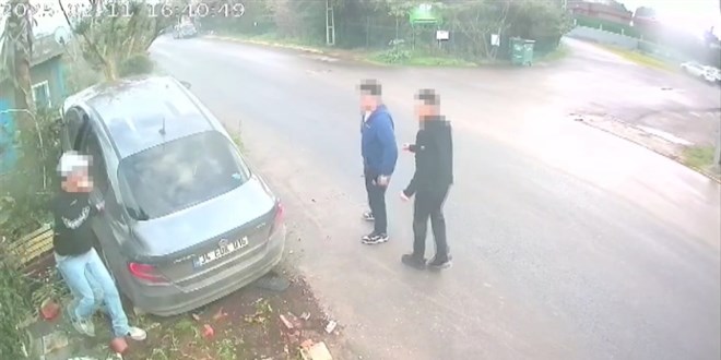14 yaşındaki ehliyetsiz sürücü bankta oturan kadına çarptı
