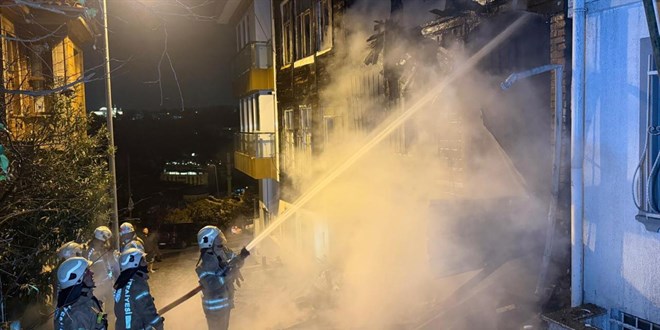 İstanbul'da 2 ahşap binada yangın