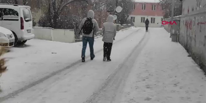 Van'ın 3 ilçesinde eğitime 'kar' engeli