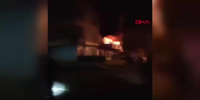 Yangında evde mahsur kaldı, polis kapıyı kırıp kurtardı