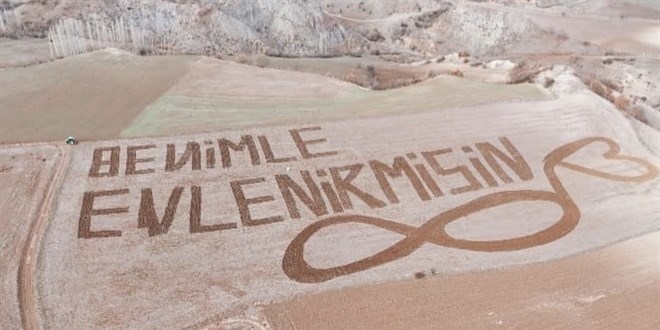 İlginç evlilik teklifi: Traktörle tarlaya yazdı, 'evet' cevabını aldı
